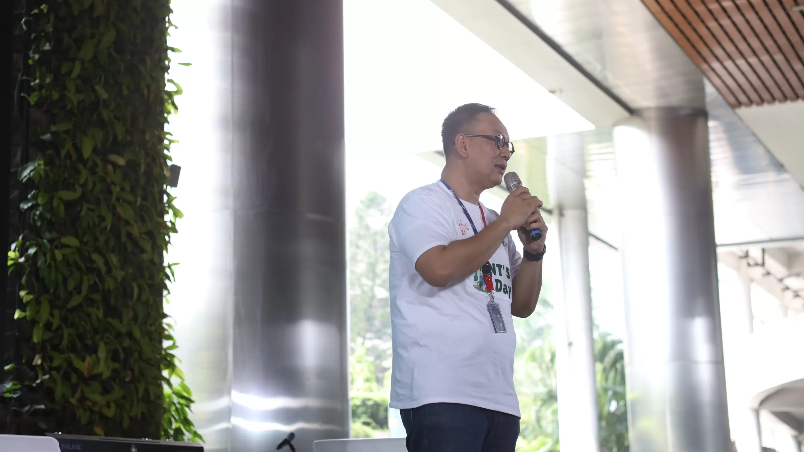 SVP Group Sustainability and Corporate Communication Telkom Ahmad Reza saat memberikan sambutan pada acara Tenant Day di The Telkom Hub, Telkom Indonesia pada (25/9).