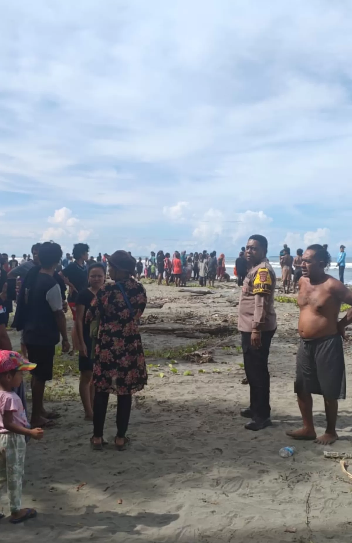 Tim Kepolisian Resor (Polres) Sarmi masih terus melanjutkan operasi pencarian terhadap seorang pelajar yang hilang akibat terseret ombak di Pantai Tarontah, Muara Kali Dormas, Kampung Taronto (Humas Polda Papua)