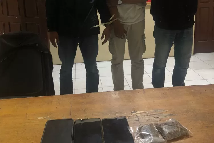 Ketiga pelaku bersama barang bukti narkoba jenis ganja diamankan Polresta Bukittinggi