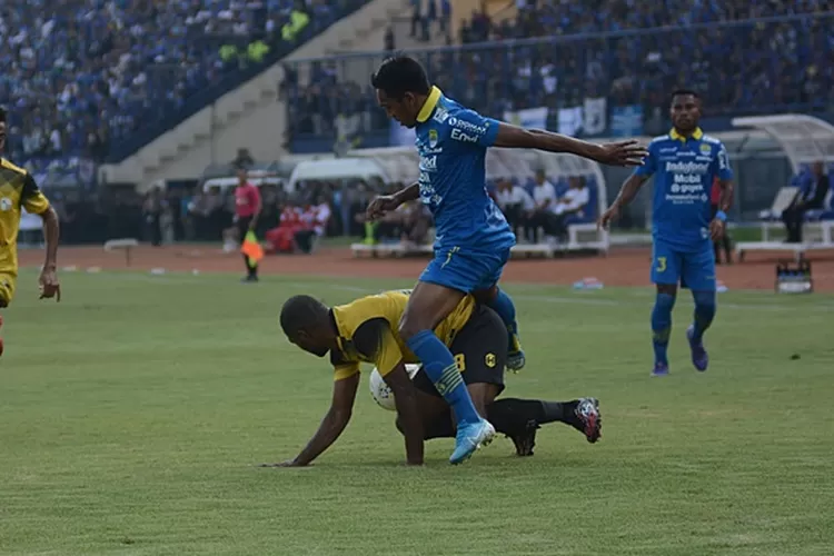 Ilustrasi Persib saat menghadapi Barito Putera di musim sebelumnya (Rivan Risman/Gorajuara.com)