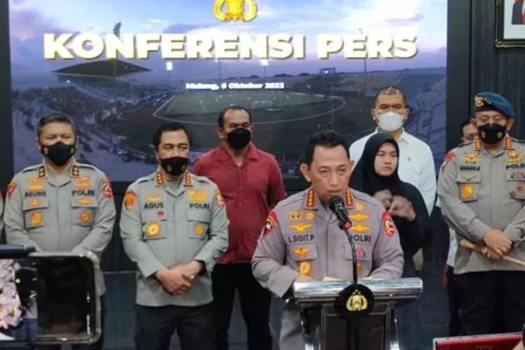 Kapolri Jenderal Listyo Sigit Prabowo mengumumkan enam tersangka tragedi Stadion Kanjuruhan.