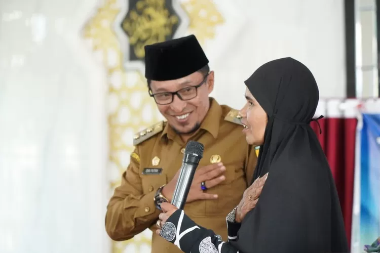 Bupati Eka Putra  memotivasi peserta pembinaan   KPM - PKH. (Prokopim)i