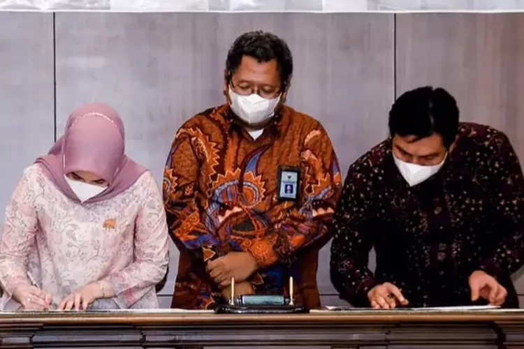 Ketua DPRD Kabupaten Batang Hari, Anita Yasmin dan Bupati Batang Hari, Muhammad Fadhil Arief (MFA) menerima LHP dan LKPD Kabupaten Batang Hari TA 2021 dari Kepala Perwakilan BPK Perwakilan Provinsi Jambi, Rio Tirta  (Annuza)