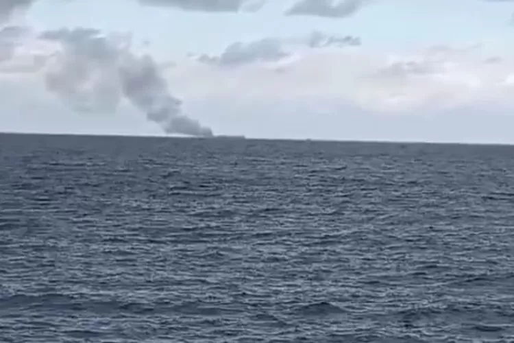 Screenshoot video rekaman KRI Teluk Hading 538 terbakar diperairan Bira, Bulukumba. (sulawesinetwork)