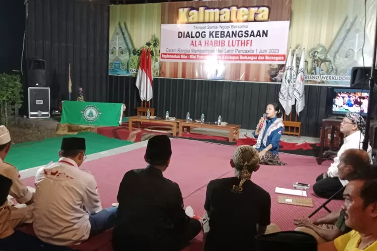 Dialog kebangsaan ala Habib Luthfi Bin Yahya dalam rangka Hari Lahir Pancasila di Kalmatera Coffe dan Serabi, Rabu 31 Mei 2023 malam. (Foto: Muslihun kontributor Batang)