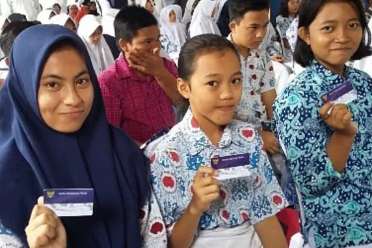 Perhatikan 10 hal penting ini bagi penerima SK PIP 2023. (ilustrasi pemberian dana bansos PIP/Kemendikbud.go.id)