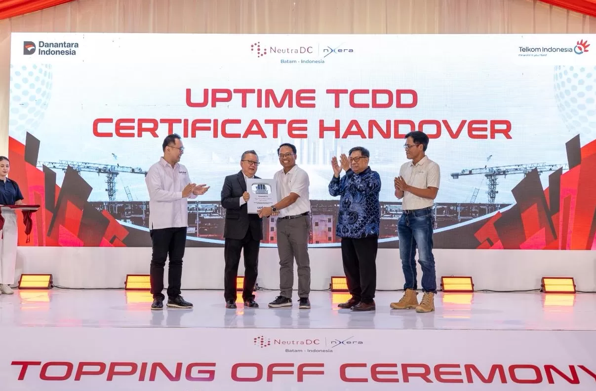Penyerahan Sertifikat Uptime Institute Tier-3 Certification of Design Documents (TCDD) untuk fasilitas Hyperscale Data Center (HDC) NeutraDC-Nxera Batam.
