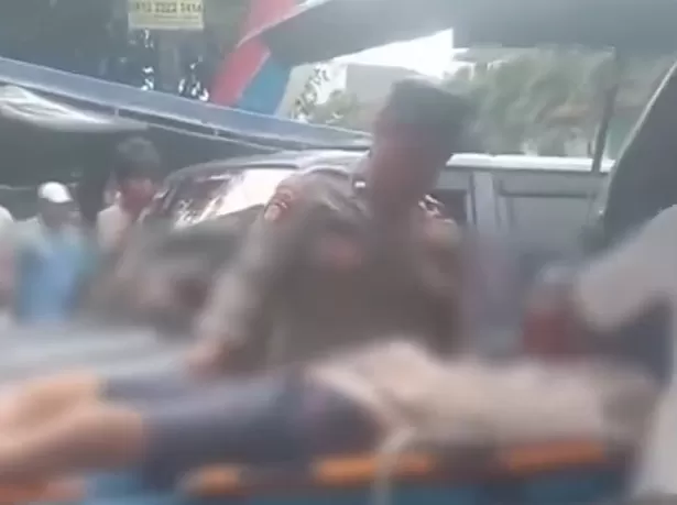 Seorang pria di Pasuruan tewas diduga tersetrum aliran listrik folding gate minimarket. Polisi menyelidiki penyebab kejadian tragis ini.