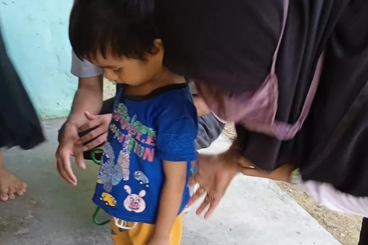 Balita yang sedang menjalani proses penimbangan Posyandu. (Gabriel Omar Batistuta/Radar Depok)