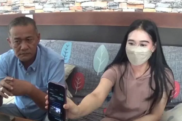 AD menunjukkan bukti ancaman jika tidak mau staycation maka tidak diperpanjang kontrak oleh atasannya.  