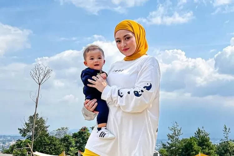 Perjuangan Nathalie Holscher untuk Azdam usai gugat cerai Sule. (Gorajuara/ dok: Instagram/ nathalieholscher)