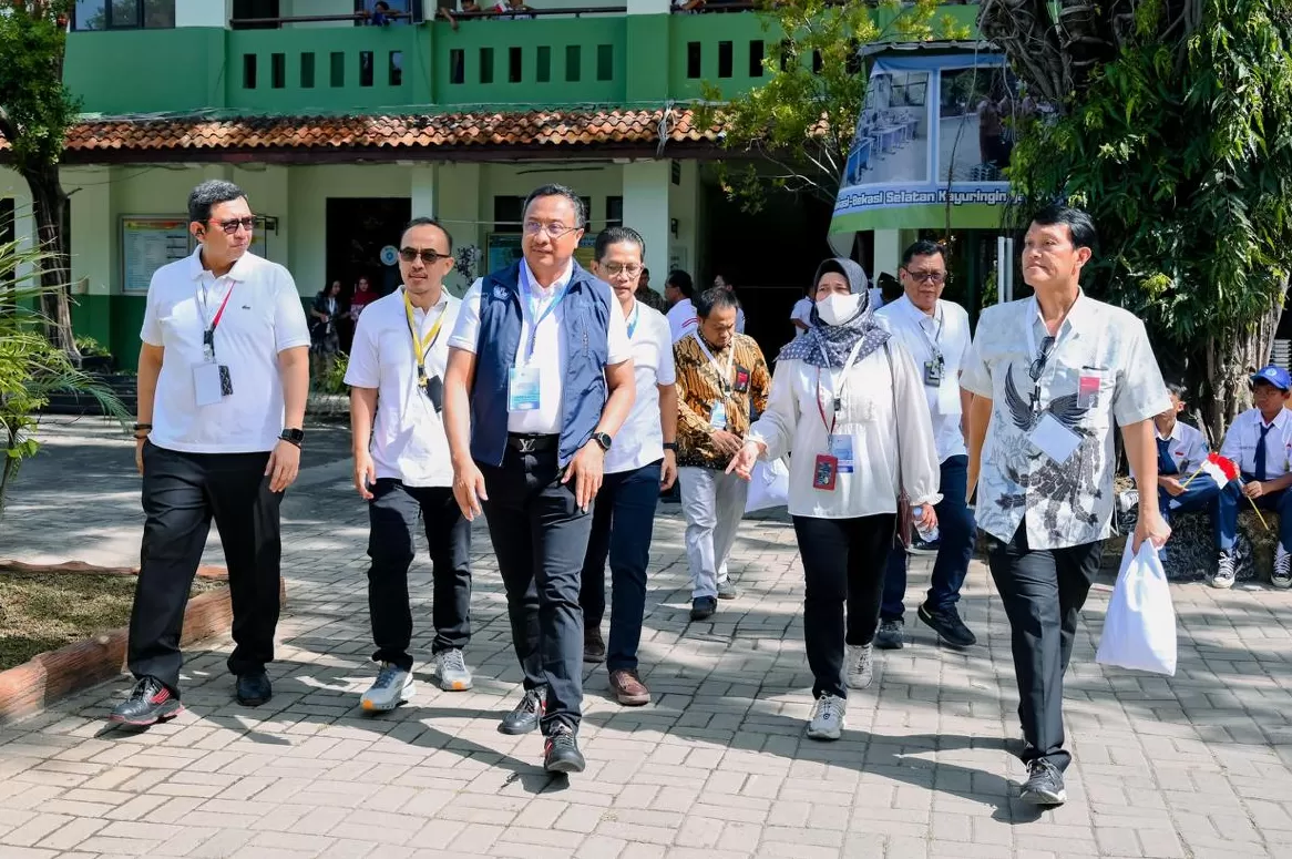 EVP Telkom Regional II Edie Kurniawan saat melakukan kunjungan ke SMP Negeri 4 Kota Bekasi dalam rangka acara peluncuran Program Digitalisasi Pembelajaran untuk Indonesia Cerdas.