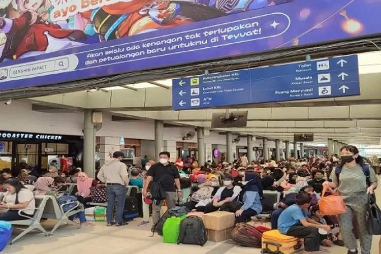 Ilustrasi Suasana Stasiun Pasar Senen. H3 lebaranIdul Fitri 2023, Stasiun Senen dan Gambir masih dipadati pemudik lebaran Idul Fitri 2023. 