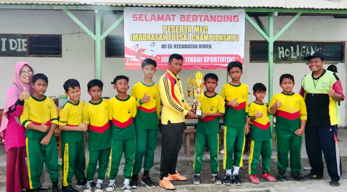 Salah satu tim pemenang dari ajang Madrasah Futsal Cup (MFC). (SketsaNusantara.id)