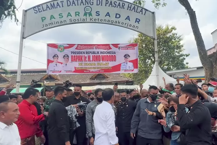 Presiden jokowi bersama para Pemred Media Massa blusukan ke pasar Halat di Kota Medan (Instagram/@SekretariatNegara)