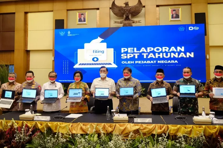 Menko Perekonomian Airlangga Hartarto sebagai warga negara yang taat membayar pajak melaporkan SPT Tahunan di Jakarta, Selasa (8/3/2022) (Kemenko Perekonomian)