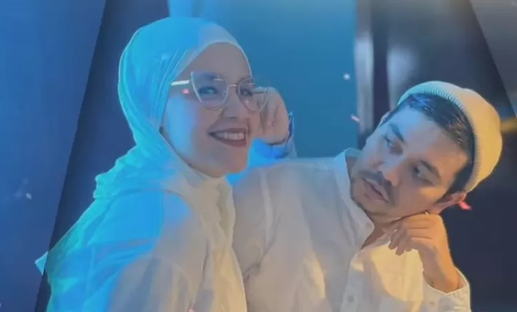 Indra Bekti dan Aldilla Jelita bersyukur mendapat bantuan dari Kaesang pangarep dan Erina Gudono. Dimana pasangan pengantin baru ini membantu biaya rumah sakit Indra Bekti.