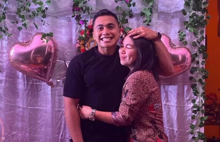 Aprilio Perkasa Manganang bersama tunangannya Claudya.