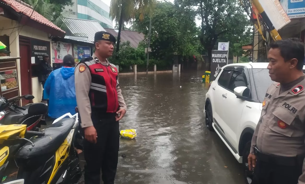Genangan air setinggi +/- 80 cm di komplek pondok karya RW 04 kel. Pela Mampang Jakarta Selatan. (X @TMCPoldaMetroJaya)