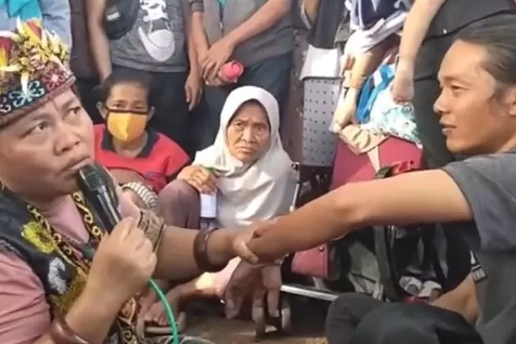 Pengobatan tradisional Ida Dayak. dijelaskan secara ilmiah mengenai bahan-bahan alami yang digunakan, kesesuaian pengobatan tradisional dengan konsep dasar ilmiah, perbandingan antara pengobatan tradisional dan medis modern, serta kelebihan dan kekurangan pengobatan tradisional. (Foto: Dok. Net)