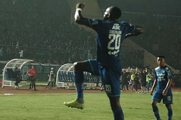 Geoffrey Castillion berselebrasi usai mencetak  gol ke gawang Persela pada musim sebelumnya/ilustrasi (Rivan Risman/Gorajuara.com)