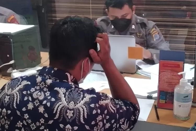 Korban penipuan jual beli mobil saat melapor ke polisi. (Foto: Humas Polres Kulon Progo)