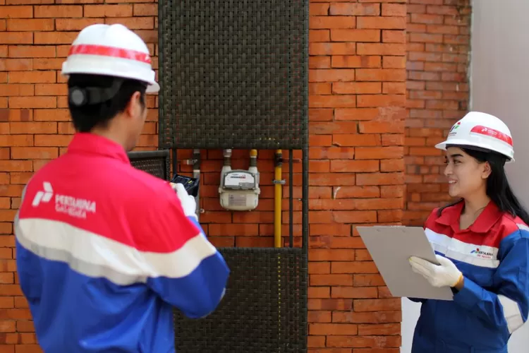 Dua petugas PT PGN saat mengecek instalasi jaringan pipa gas di rumah warga. Program jaringan gas bumi di Kota Jogja dan Sleman akan dimulai pada 2023 ini. (dok. PT PGN)