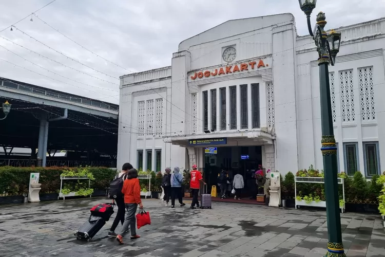 Sejumlah calon penumpang kereta api saat masuk ke areal Stasiun Yogyakarta. PT KAI mengeluarkan promo New Years Deals dengan pemberian diskon harga tiket mulai Jumat (20/1/2023). (daop 6 yogyakarta)