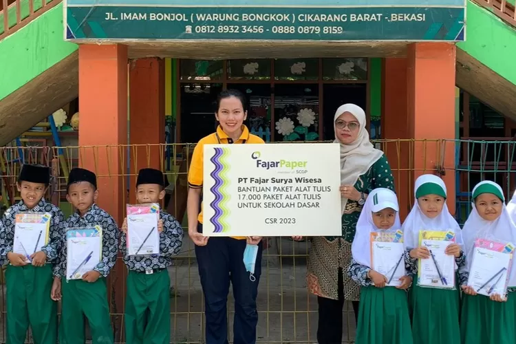 Fajar Paper membagikan paket alat tulis untuk 17.000 siswa Sekolah Dasar di Kabupaten Bekasi. (FOTO: Humas Fajar Paper)