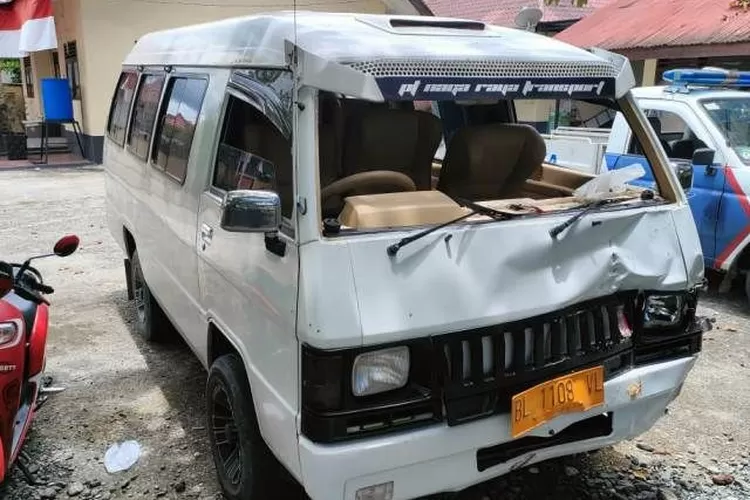 Sebuah mobil penumpang jenis L-300 diamankan di Mapolsek Kaway XVI, Aceh Barat, setelah mengalami kecelakaan di kawasan Sawang Teubee, Kecamatan Kaway XVI, Aceh Barat, Sabtu (17/9/2022). ( ANTARA/HO-Dok Humas Polres Aceh Barat)