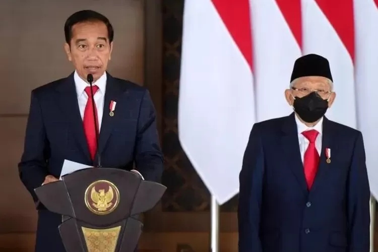 Presiden Joko Widodo didampingi Wapres Ma'ruf Amin memberikan keterangan pers terkait dengan kunjungan kerja ke luar negeri di Bandara Internasional Soekarno-Hatta, Tangerang, Minggu (26/6/2022).  (ANTARA/HO-Biro Pers Sekretariat Presiden/Lukas)