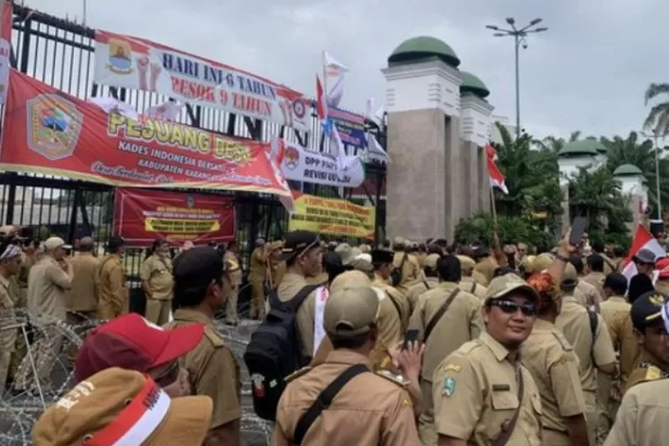 Unjuk rasa ribuan kepala desa se Indonesia di depan gedung DPR pada Selasa17/1/2023