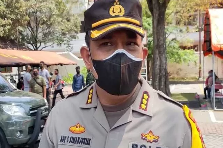 Kepala Polresta Surakarta Kombes Pol Ade Safri Simanjutak, saat memberikan keterangan terkait kasus pinjol disela acara Baksos Alumni Akabari 1989 di Balai Kota Surakarta, Kamis (21/10/2021). ( ANTARA/Bambang Dwi Marwoto.)
