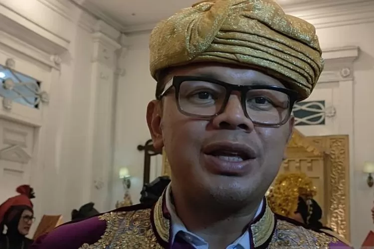  Ketua DPP PAN Bima Arya yang juga Wali Kota Bogor, Jawa Barat saat ditanya soal apakah PAN berpaling dari Erick Thohir di sela acara Urang Minang Baralek Gadang BAJAMBA di Balai Kota Bogor, Sabtu (21/10/2023).  (ANTARA/Linna Susanti)