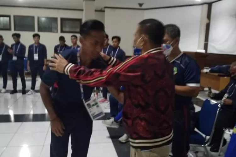 Umuh Muchtar lepas Tim Sepakbola PON Jabar. (Rivan Risman/Gorajuara.com)