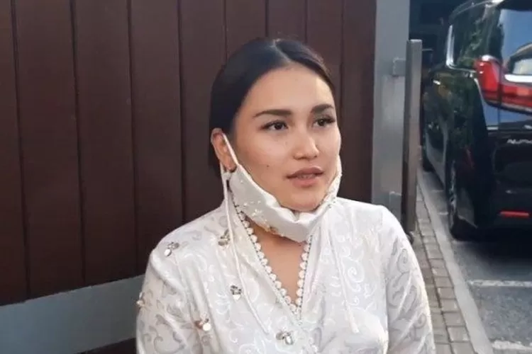 Penyanyi Ayu Ting Ting ditemui usai melaksanakan salat Ied di kediamannya, Depok, Jumat (31/7/2020). ( ANTARA/Maria Cicilia Galuh)
