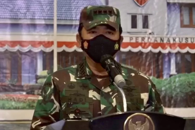 Tangkapan Layar Panglima Tentara Nasional Indonesia Marsekal TNI Hadi Tjahjanto memberi keterangan kepada wartawan, usai menyaksikan kepulangan WNI dari Afghanistan kembali ke Tanah Air, di Bandara Halim Perdanakusuma, Jakarta, Sabtu (21/8/2021) sebagaimana disiarkan secara langsung oleh kanal Youtube Kementerian Luar Negeri RI/MOFA Indonesia. ( ANTARA/Genta Tenri Mawangi)