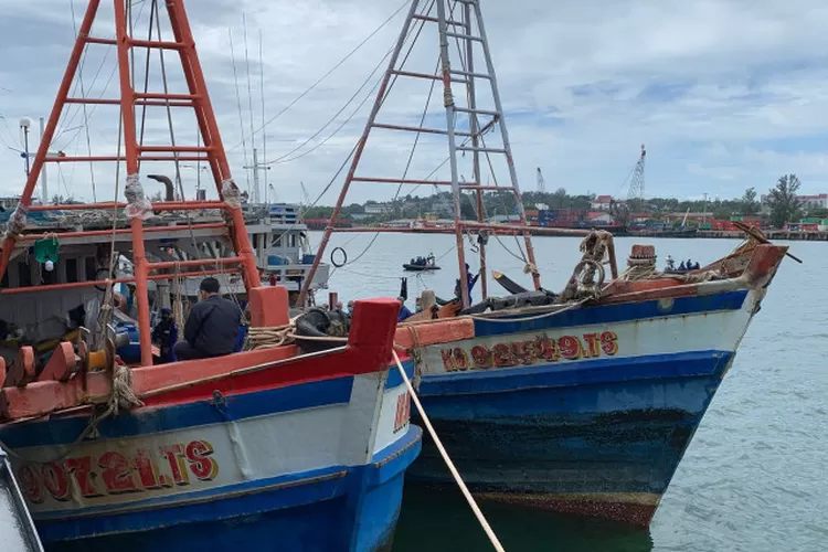 Dua dari empat kapal ikan Vietnam yang diamankan Baharkam Polri di Laut Natuna Utara.  (ANTARA/ Pradanna Putra Tampi)