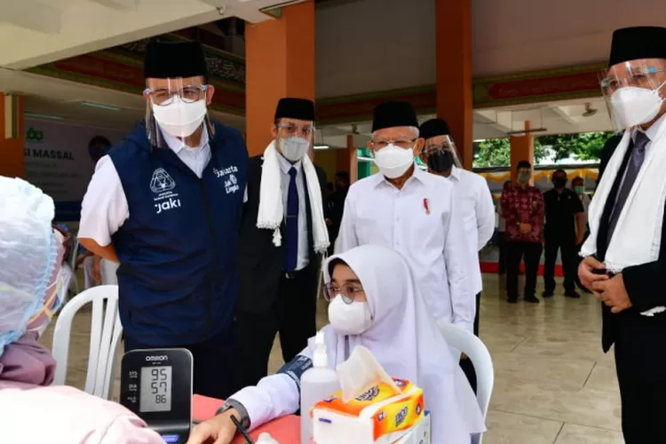 Wakil Presiden Ma'ruf Amin dan Gubernur DKI Jakarta Anies Baswedan meninjau kegiatan pembelajaran tatap muka (PTM) di Pondok Pesantren Darunnajah Jakarta, Kamis (2/9/2021).  (ANTARA/HO-Asdep KIP Setwapres)