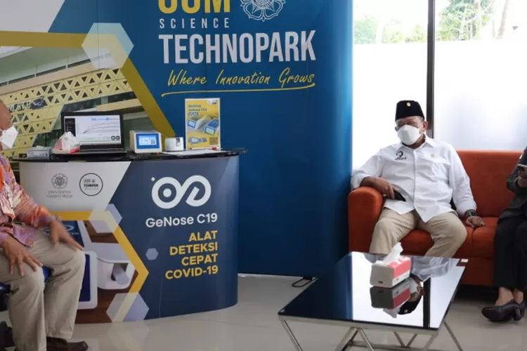 Ketua DPD AA LaNyalla Mahmud Mattalitti (kedua kanan).  (FOTO ANTARA/HO-DPD RI)