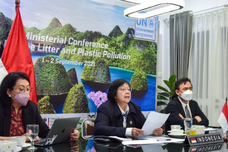 Menteri LHK Siti Nurbaya (tengah) dan Dirjen PSLB3 Rosa Vivien Ratnawati (kiri) dalam acara High Level Dialogue UNEP yang diadakan virtual, dari Jakarta, Kamis malam (2/9/2021).  (ANTARA/HO-KLHK)