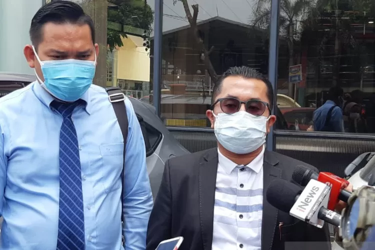 Kuasa hukum MS, Rony E. Hutahaean (kanan) usai mendampingi MS menjalani pemeriksaan psikis di RS Polri Kramat Jati, Jakarta Timur, Senin (6/9/2021).  (ANTARA/Mentari Dwi Gayati)