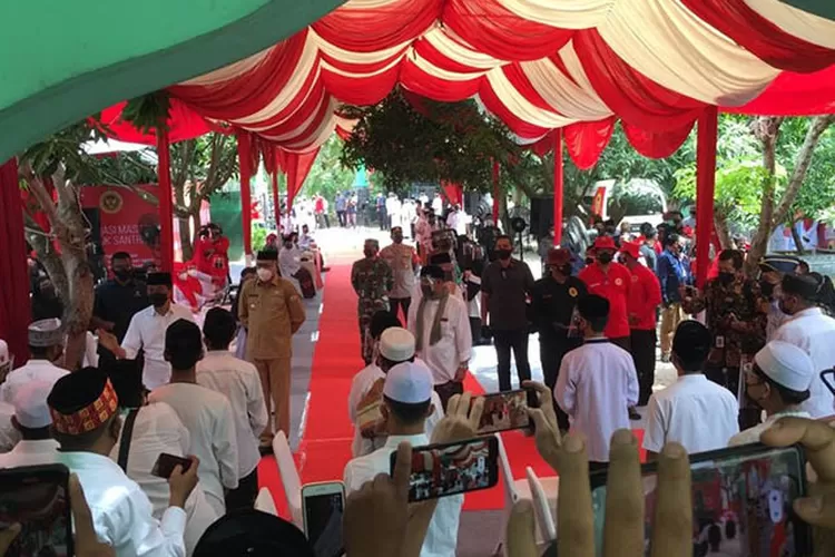  Presiden RI Joko Widodo tiba di Pesantren Dayah Istiqamatuddin Darul Muarrif, Aceh Besar, Kamis (16/9/2021). Presiden berkunjung ke Aceh dalam rangka meninjau vaksinasi vaksin Covid-19. ( ANTARA/M Ifdhal)