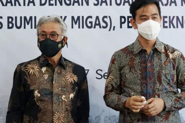  Kepala SKK Migas Dwi Soetjipto (kiri) dan Wali Kota Suratakarta Gibran Rakabuming Raka (kanan) di sela penandatanganan nota kesepahaman terkait pengembangan sumber daya manusia dan teknologi terkait pengelolaan kegiatan usaha hulu migas.  (ANTARA/HO-SKK Migas)