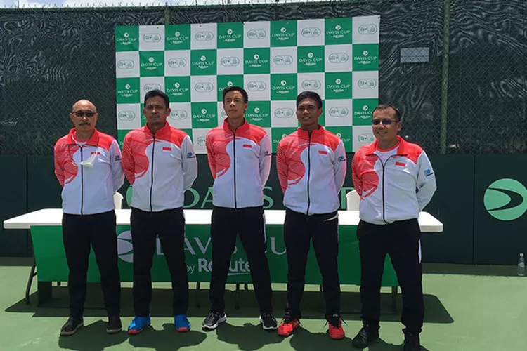 Indonesia hanya menurunkan dua petenis, yakni Justin Barki (tengah) dan Gunawan Trismuwantara (kedua dari kanan) serta sang kapten Febi Widihiyanto (kedua dari kiri) saat bertandang ke Barbados untuk melakoni babak pertama Grup II Dunia Davis Cup di National Tennis Centre, St. Michael, 17-18 September 2021.  (Foto: ANTARA/HO-PP Pelti)