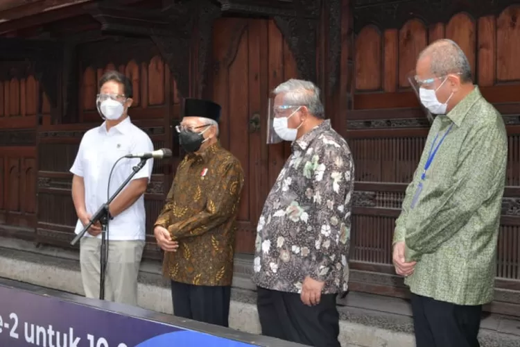  Wakil Presiden Ma'ruf Amin dan Menteri Kesehatan Budi Gunadi Sadikin menjawab pertanyaan wartawan usai meninjau pelaksanaan vaksinasi COVID-19 di Bentara Budaya Jakarta, Kamis (23/9/2021).  (ANTARA/HO-Asdep KIP Setwapres)