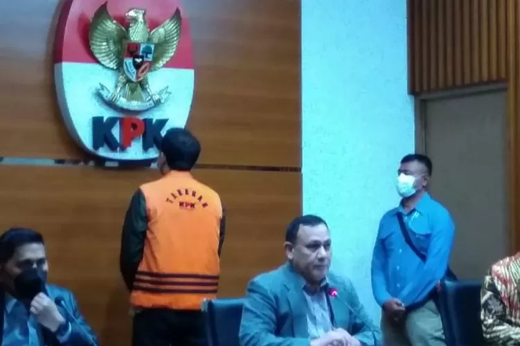  Dari kiri-kanan. Deputi Penindakan dan Eksekusi KPK Karyoto, Ketua KPK Firli Bahuri, dan Plt Juru Bicara KPK Ali Fikri saat jumpa pers di Gedung KPK, Jakarta, Sabtu (25/9/2021) terkait pengumuman dan penahanan tersangka Wakil Ketua DPR RI Azis Syamsuddin dalam kasus dugaan suap terkait dengan penanganan perkara korupsi yang ditangani oleh KPK di Kabupaten Lampung Tengah.  (ANTARA/Benardy Ferdiansyah)