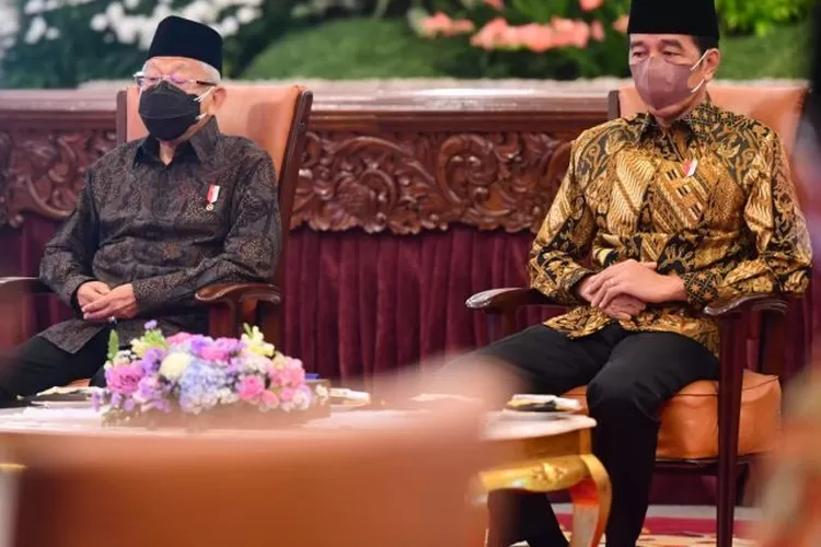 Wakil Presiden, Ma'ruf Amin, dan Presiden Joko Widodo menghadiri acara Peringatan Hari Santri Nasional 2021, di Istana Negara, Jakarta, Jumat (22/10/2021).  (ANTARA/HO-Sekretariat Wakil Presiden)