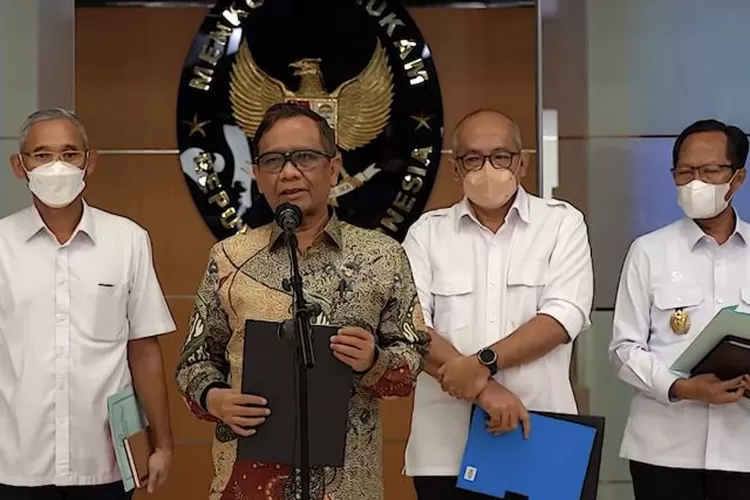 Tangkapan layar Ketua Pengarah Satgas BLBI, Mahfud MD (dua kiri), menyampaikan perkembangan terbaru hasil penagihan utang kepada debitur dan obligor BLBI saat jumpa pers di Jakarta, Senin (22/11/2021) sebagaimana disiarkan langsung oleh kanal YouTube Kementerian Koordinator bidang Polkam. ( ANTARA/Genta T Mawangi)