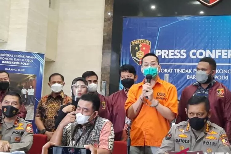 Indra Kenz, tersangka penipuan investasi Binomo Binary Option memberikan pernyataan dalam konferensi pers di Gedung Bareskrim, Mabes Polri, Jakarta, Jumat (25/3/2022).  (ANTARA/Laily Rahmawaty.)